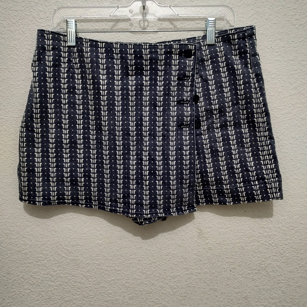 Tory Burch Skort, size 10 women's (dresser 4)
